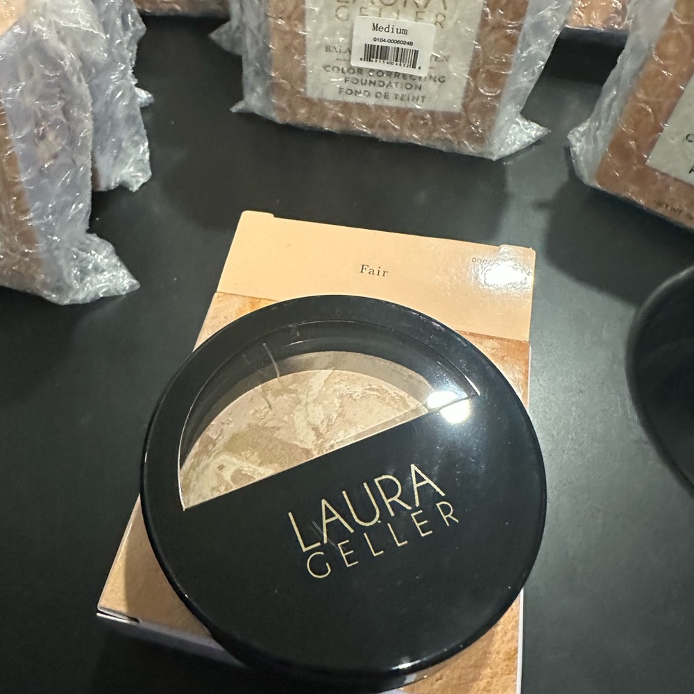 Laura Geller Baked Balance-N-Brighten Color correcting Foundation - Picture 4 of 14